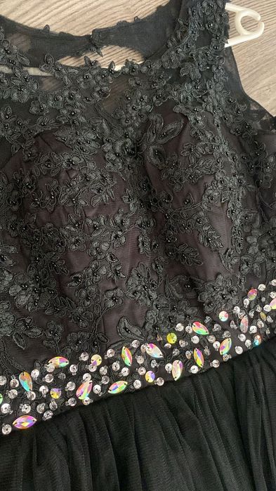 Vând rochie de ocazie, ca noua, eleganta, neagră, dantela și paiete, M