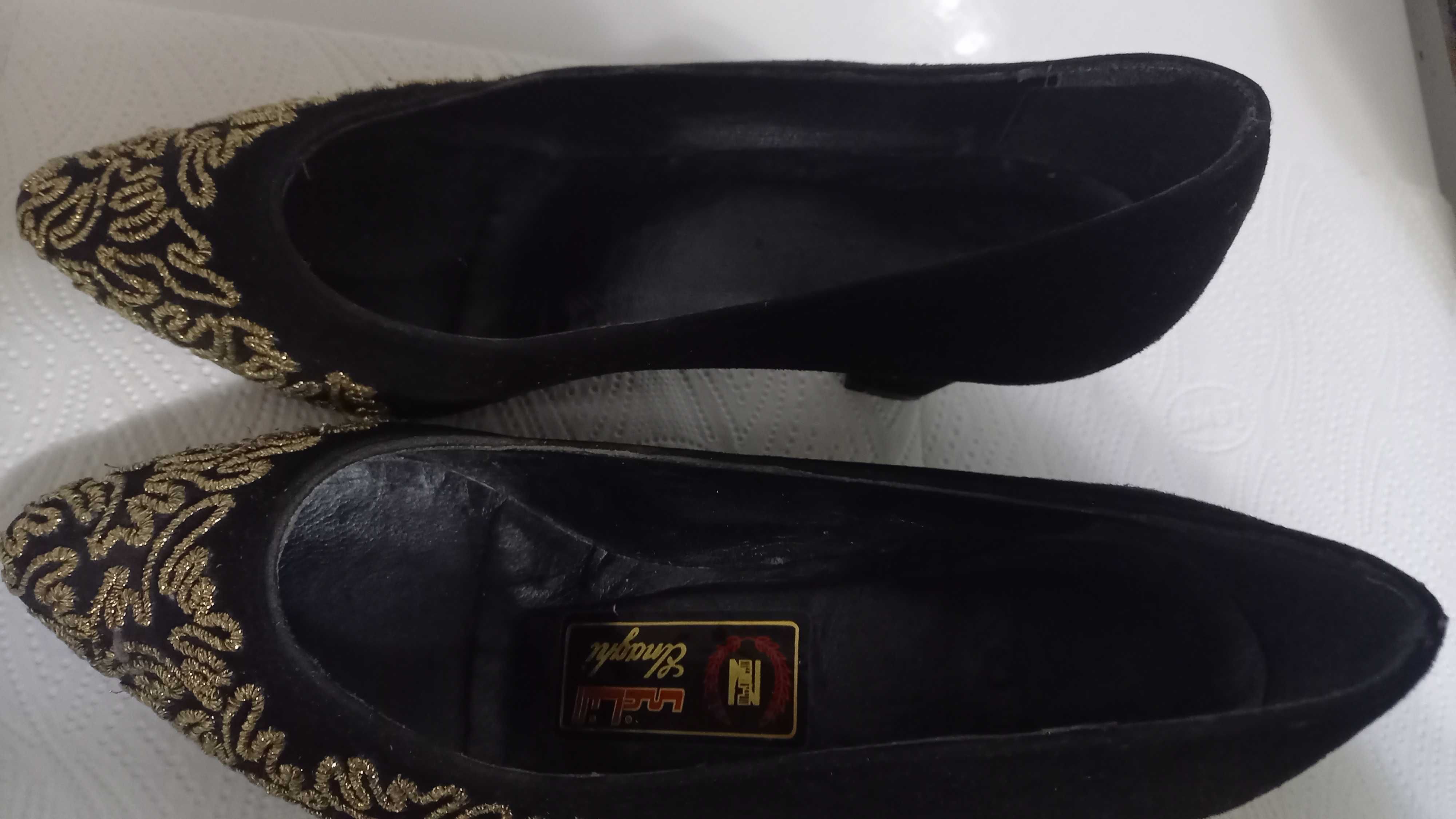 Pantofi negri cu broderie aurie, nr. 37 , stare foarte bună