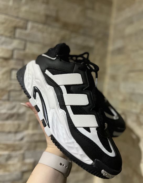 Adidas boost черно и бяло