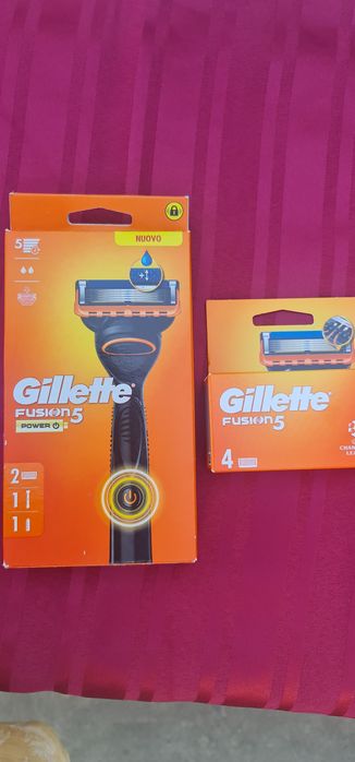 Aparat de ras Gillette cu rezerve