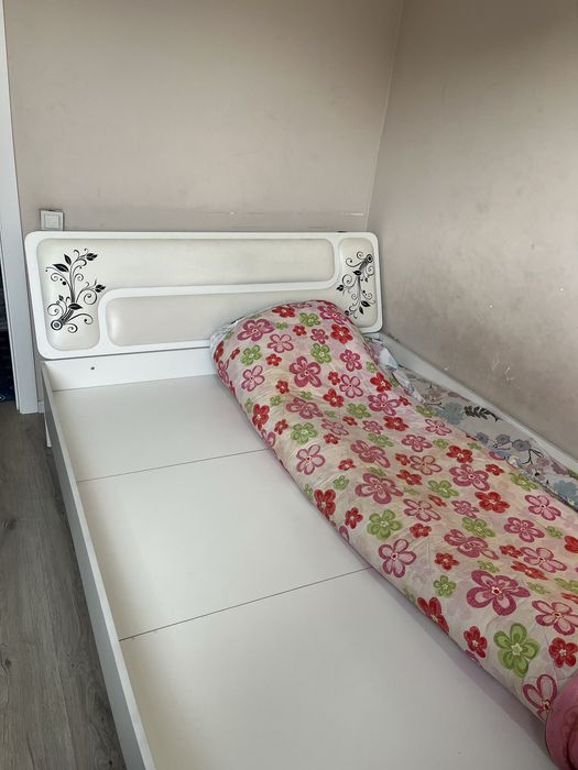 Спальная кравать(без мотраца),тумбочкий комод