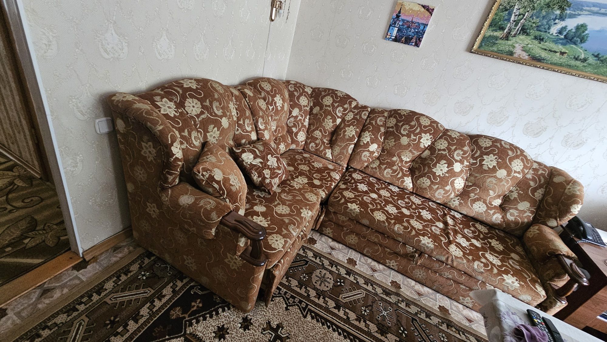 Продам диван угловой и кресло