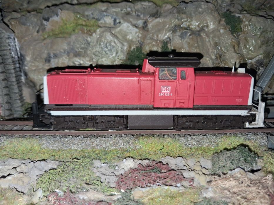 Locomotiva roco BR290 digitala

Lumini in funcție de direcția de