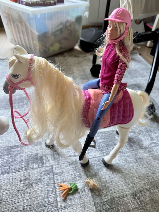 Barbie®  Барби и Кон с движения и звуци