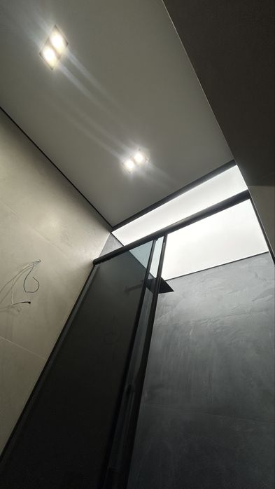 Монтаж натяжных потолков любой сложности!