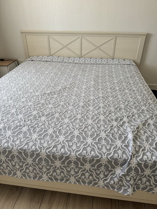 Двуспальная кровать