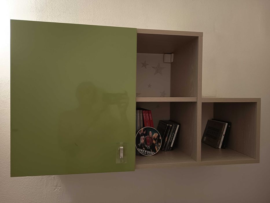 Vând mobilă compusă din 3 corpuri plus birou preț 1000.