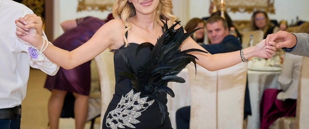Rochie cu pene și pietricele