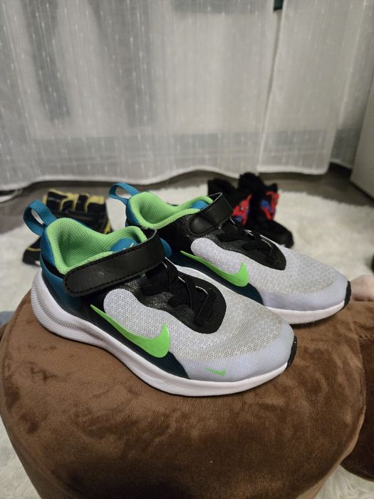 Vand incaltaminte purtata putin, 70 lei perechea