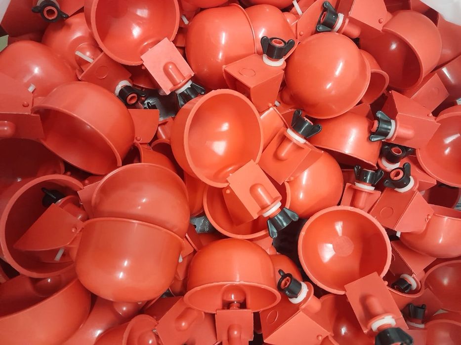 Нипельная поилка для птицы