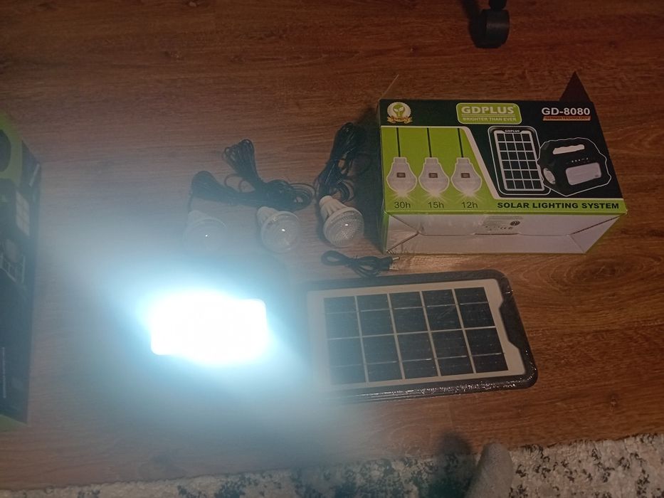 Kit portabil  pentru iluminat cu încărcare solara și la priza