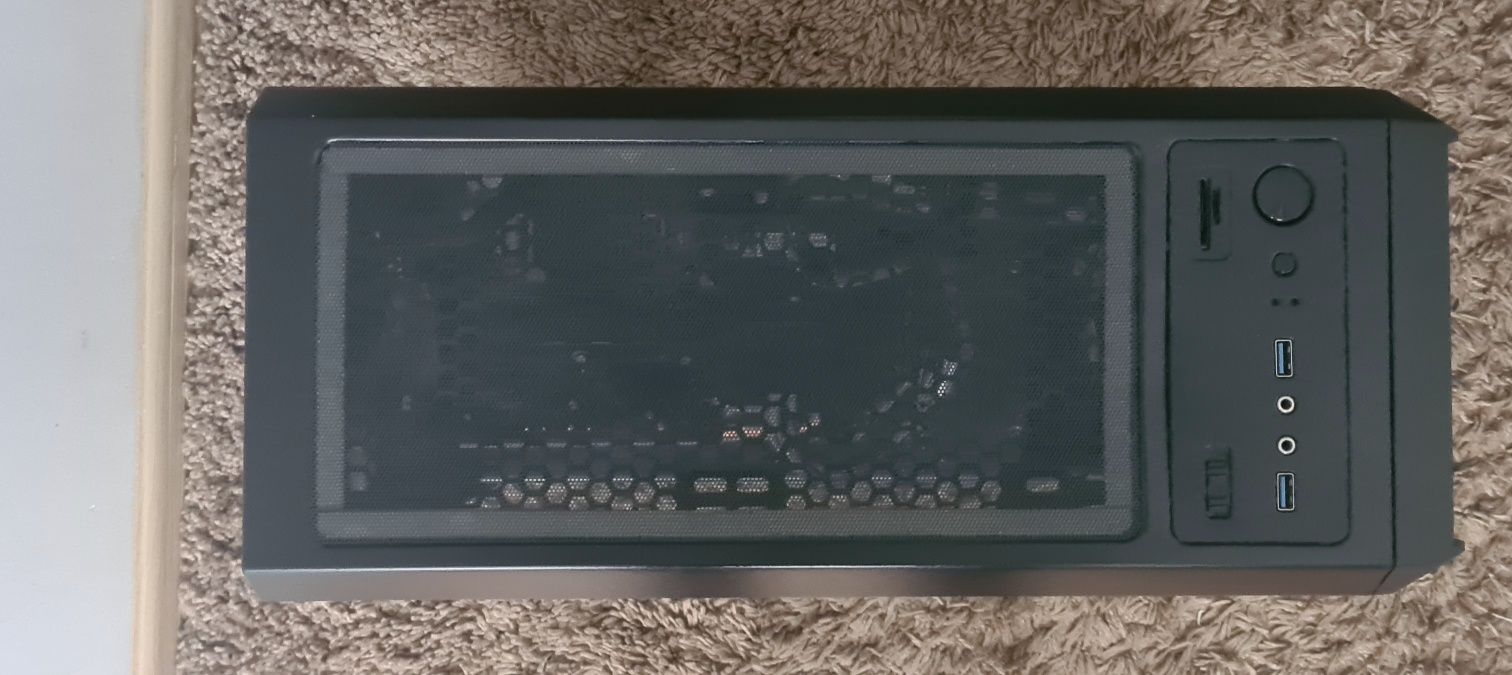 Ryzen 5 1600, RX 580, 16gb Ram DDR4, SSD 120gb, HDD 1TB.