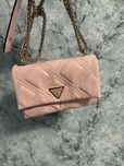 Уникална чанта Guess