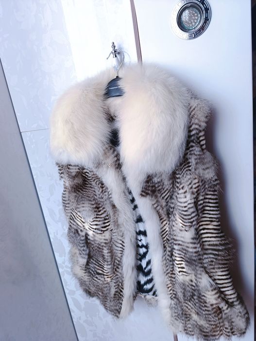 Пухкав елек с естествен косъм от рис и полярна лисица