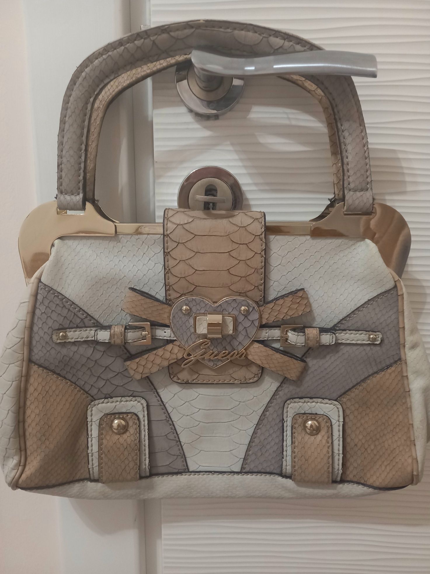Нова чанта  GUESS