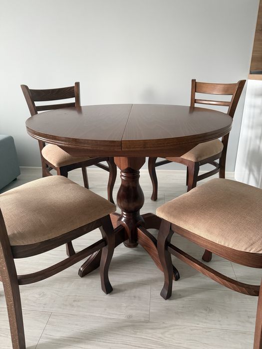 Маса със столове