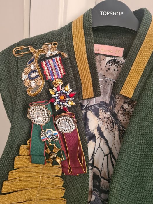 Vestă accesorizată