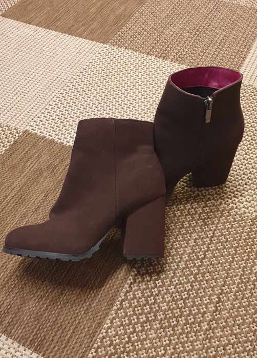 Ghete maro din piele întoarsă Benetton, mărimea 36, cu toc comod