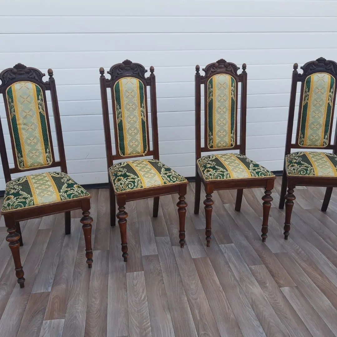 Прекрасни старинни столове с висока облегалка с богата орнаментика