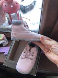 Продавам нови бебешки обувки Timberland номер 17