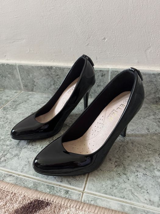 Черни обувки на висок ток