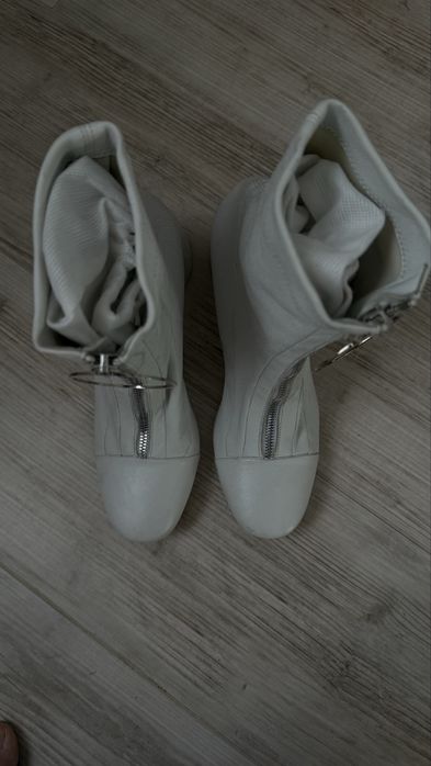 Белые ботильоны из натуральной кожи