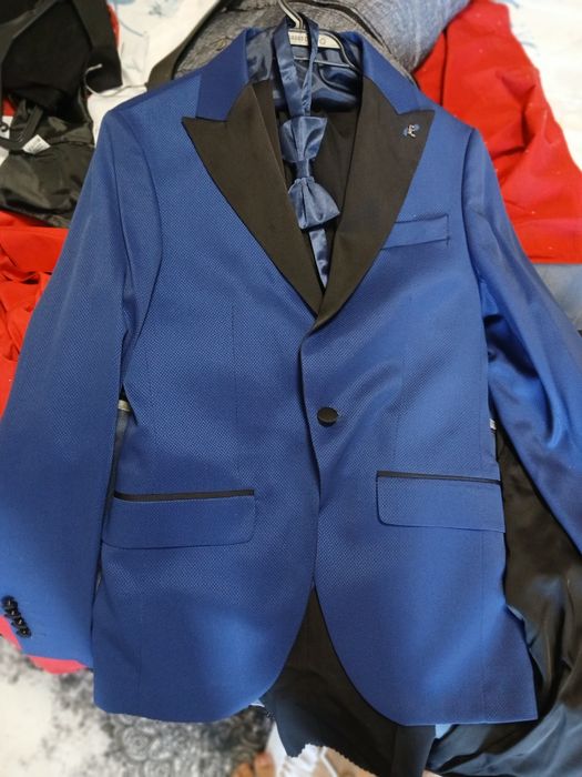 Продава се кастюм