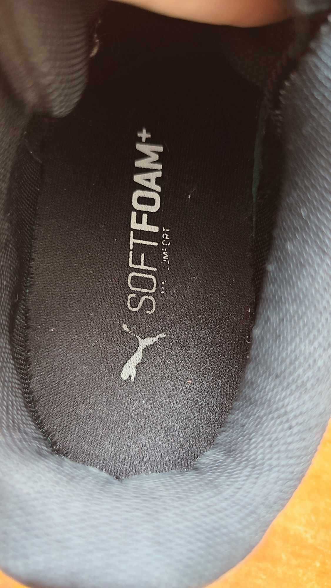Продавам детски затворени обувки Puma