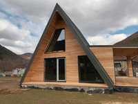 Cabana stil A Frame si casa din structura de lemn la cheie de vanzare