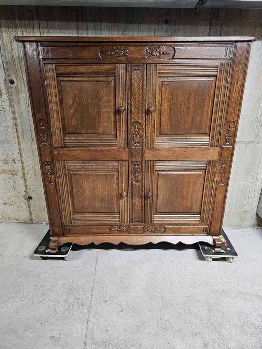 Трапезен шкаф с дърворезба