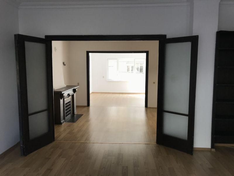 Дава се под наем Офис в София, Център - 110 кв.м за 750 € - Снимка #1