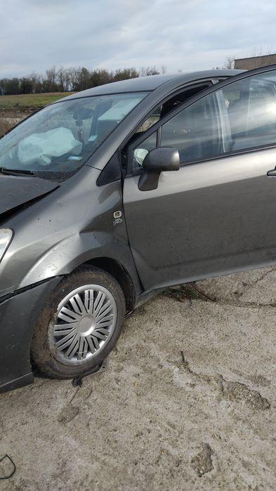 Тойота Корола Версо на цял или на части