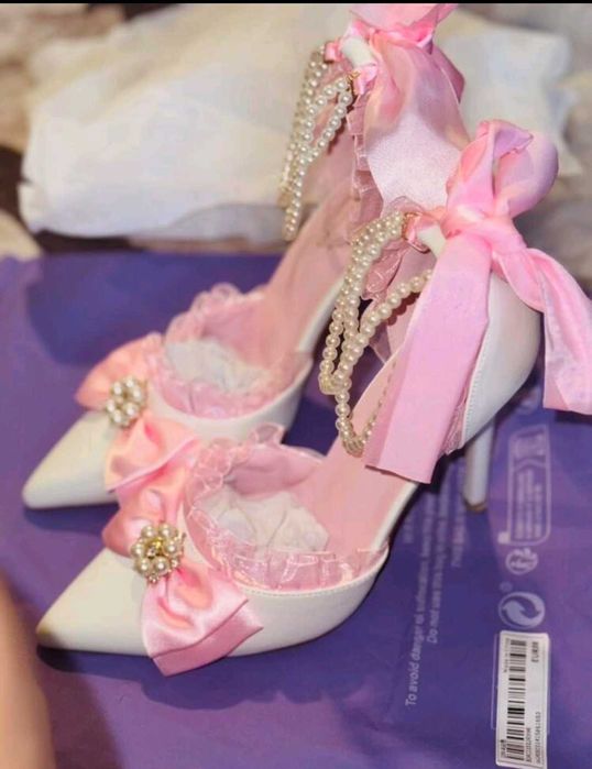 Дамски обувки на ток.