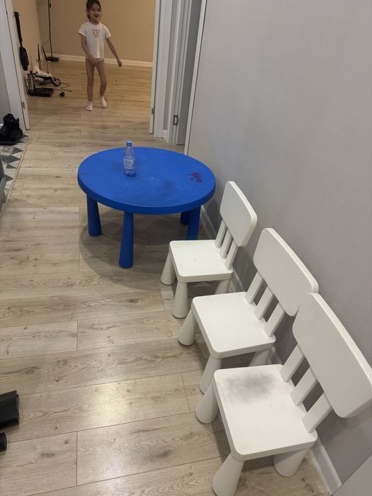 Отдам даром стул икеа детский с тремя стульями, срочно.