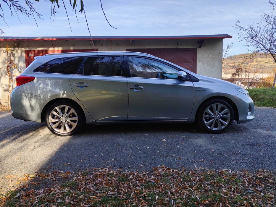 Toyota Auris Hybrid * schimb cu CHR sau Prius 4 ( ofer diferență )