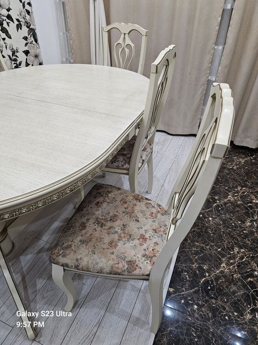 Кухонный стол со стульями.