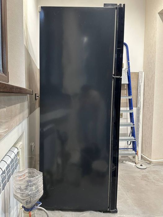 Холодильник HITACHI в идеальном состоянии