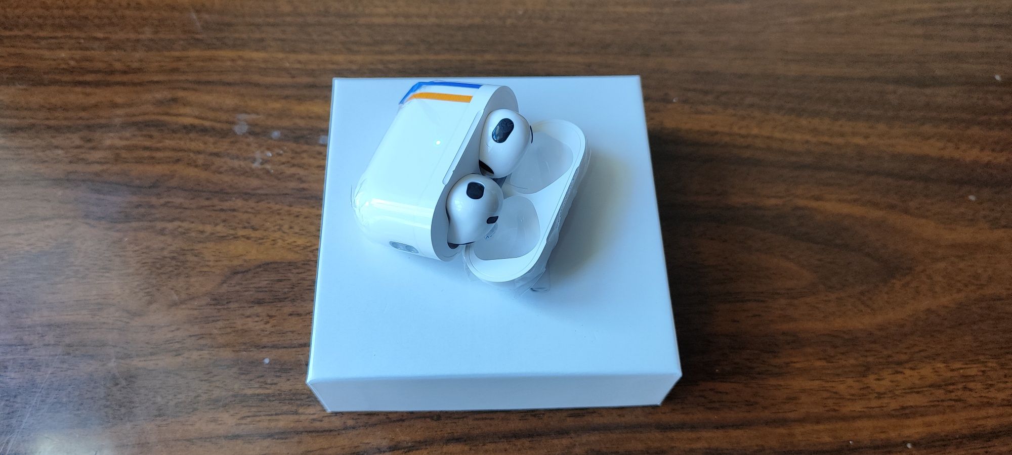 Airpods pro juda sifatli yangi  ichidan zaryadchigi va aksasuari bor