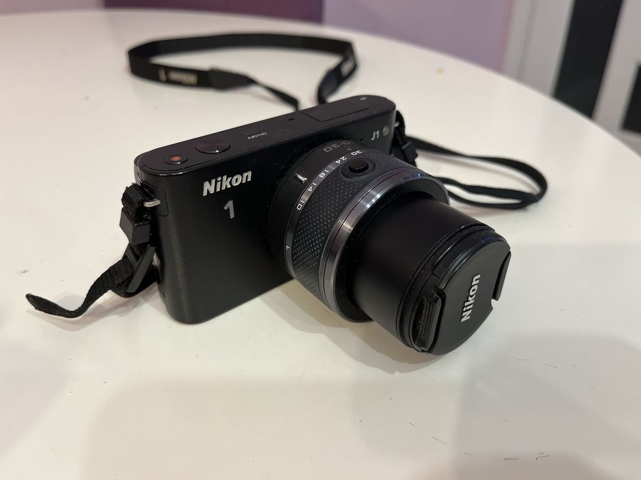 Фотоапарати Nikon J1 и J5 и обективи Nikkor 1 10-30 mm и 10-100 mm