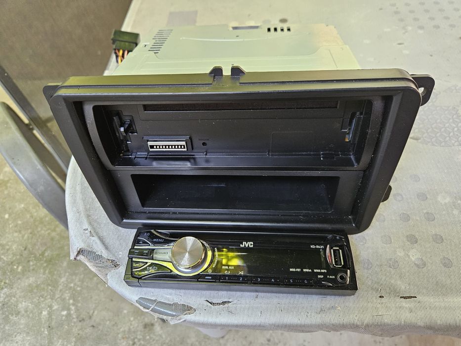 Vand jvc KD-R431 stare bună cu adapor de Bluetooth