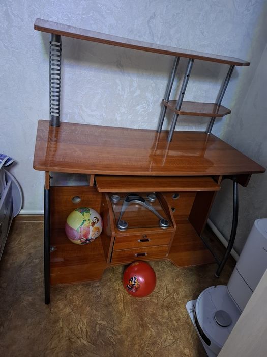 Продам  компьютерный стол