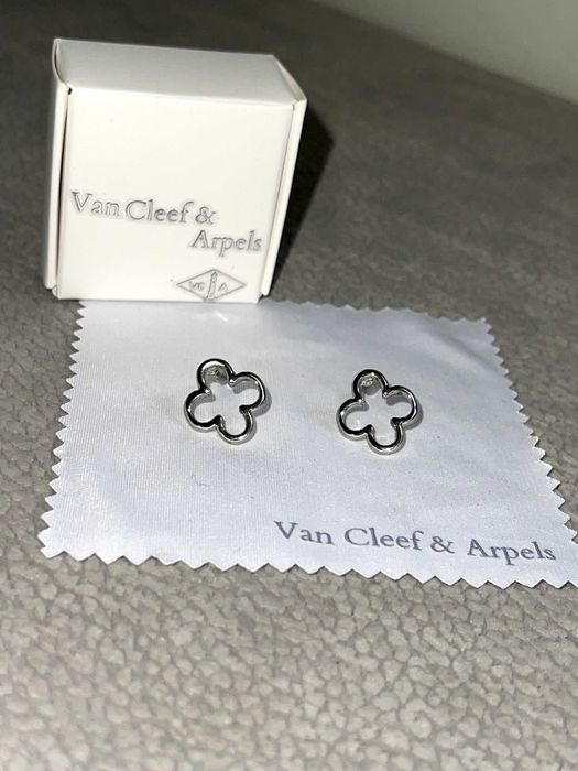 сребристи обеци неръждаем материал с кутийка жан клиф  Van Cleef бижу