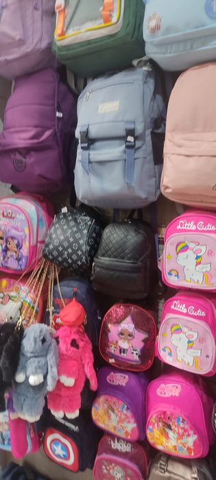 Ayollar Erkaklar Bolalar sumkalari