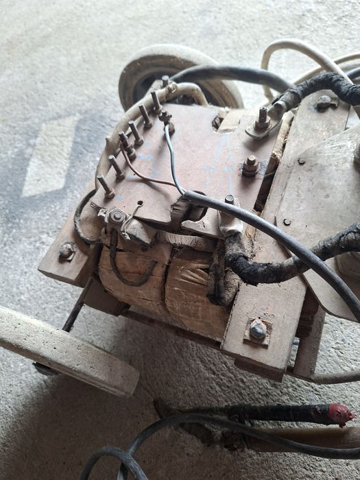 Aparat de sudură cu funcție de încărcat baterii auto