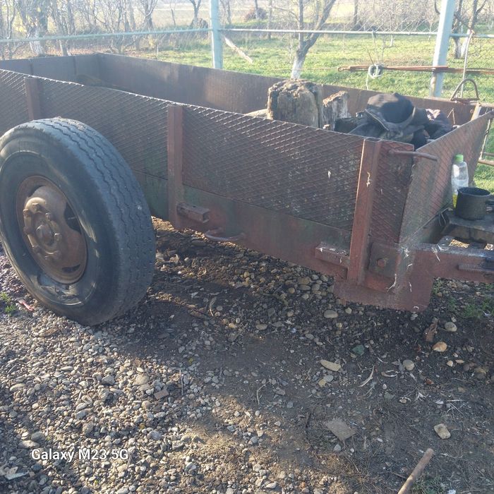 tractor u445 cu remorca și plug