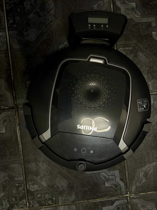 Robot aspirator Philips FC8810 în stare bună, mic defect încărcare