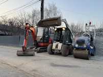 Inchirez Miniexcavator si Cilindru Compactor Bobcat!
