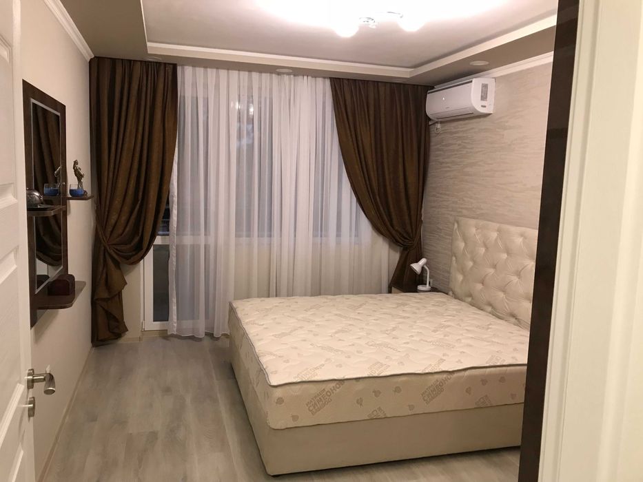 Легло (спалня) с тапицирана табла и матрак