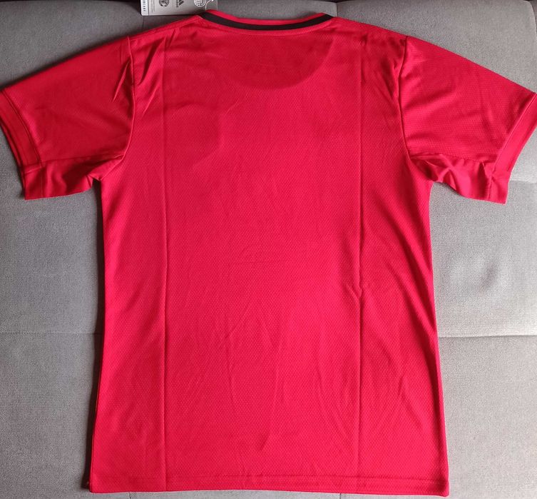 Юбилеен домакински екип на Манчестър Юнайтед 2019-20