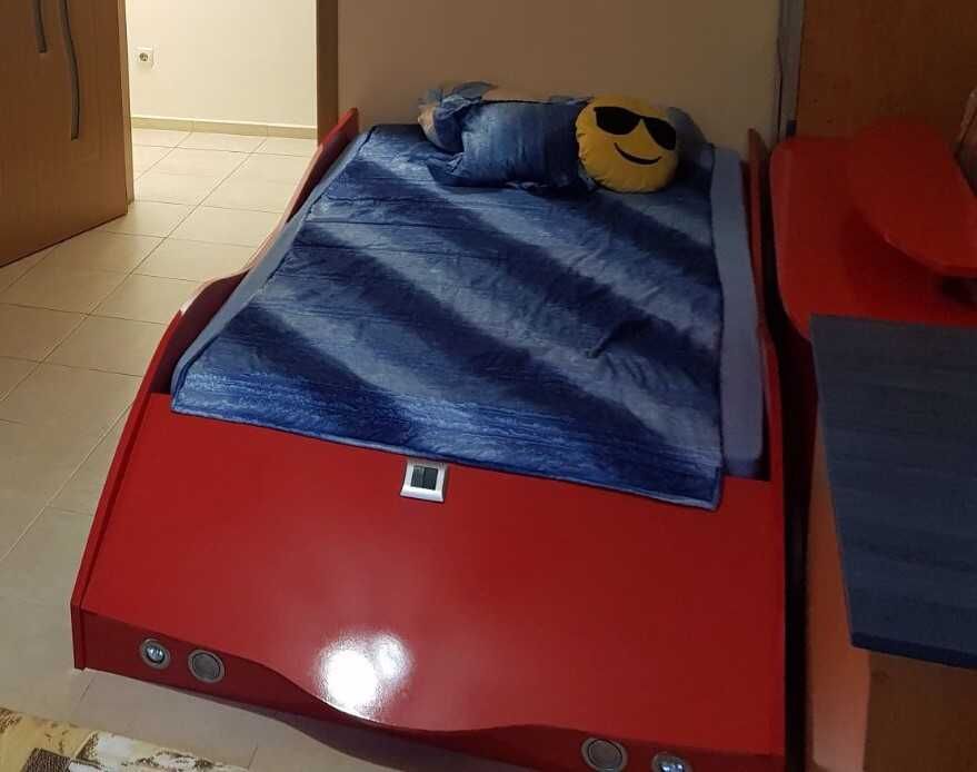 Поръчково легло Ферари с подматрачна рамка и матрак
